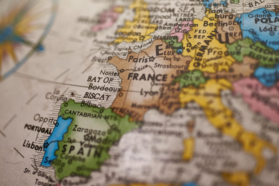 Nahaufnahme eines Globus mit Frankreich, Spanien und Deutschland, deren Amazon-Marktplätze jeweils ein eigenes Listing führen