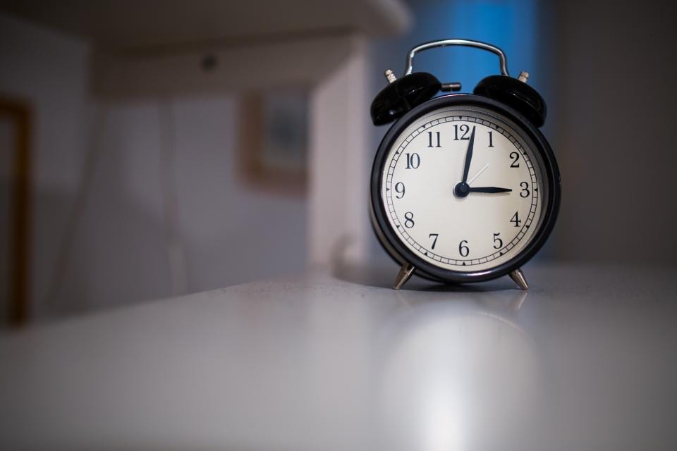 Un despertador sobre una mesa, un plazo que debería significar lo que dice