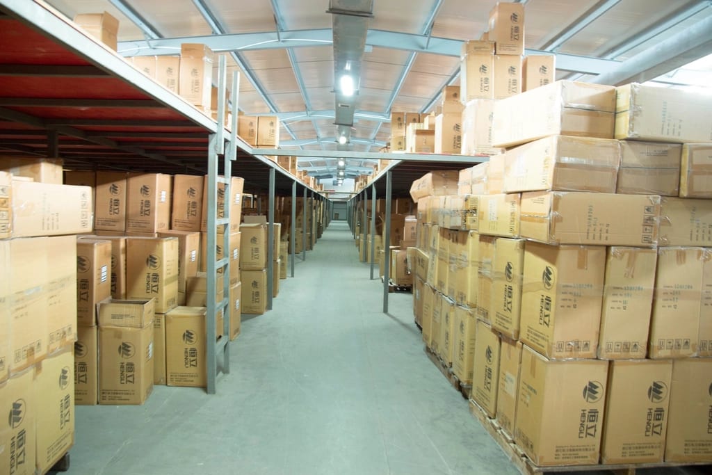 Hoch gestapelte Reihen verpackter Produkte in einem Lager, Ware, die produziert und verpackt wurde, bevor die neuen Regeln galten