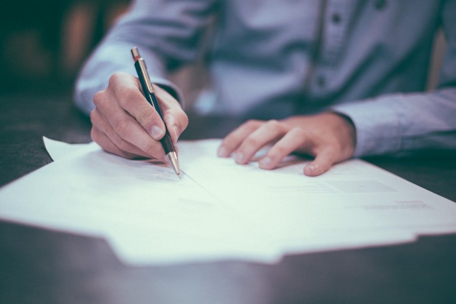 Personne signant un document sur un bureau — finalisation et documentation des réécritures d'allégations vertes conformes à EmpCo avant l'échéance de septembre 2026