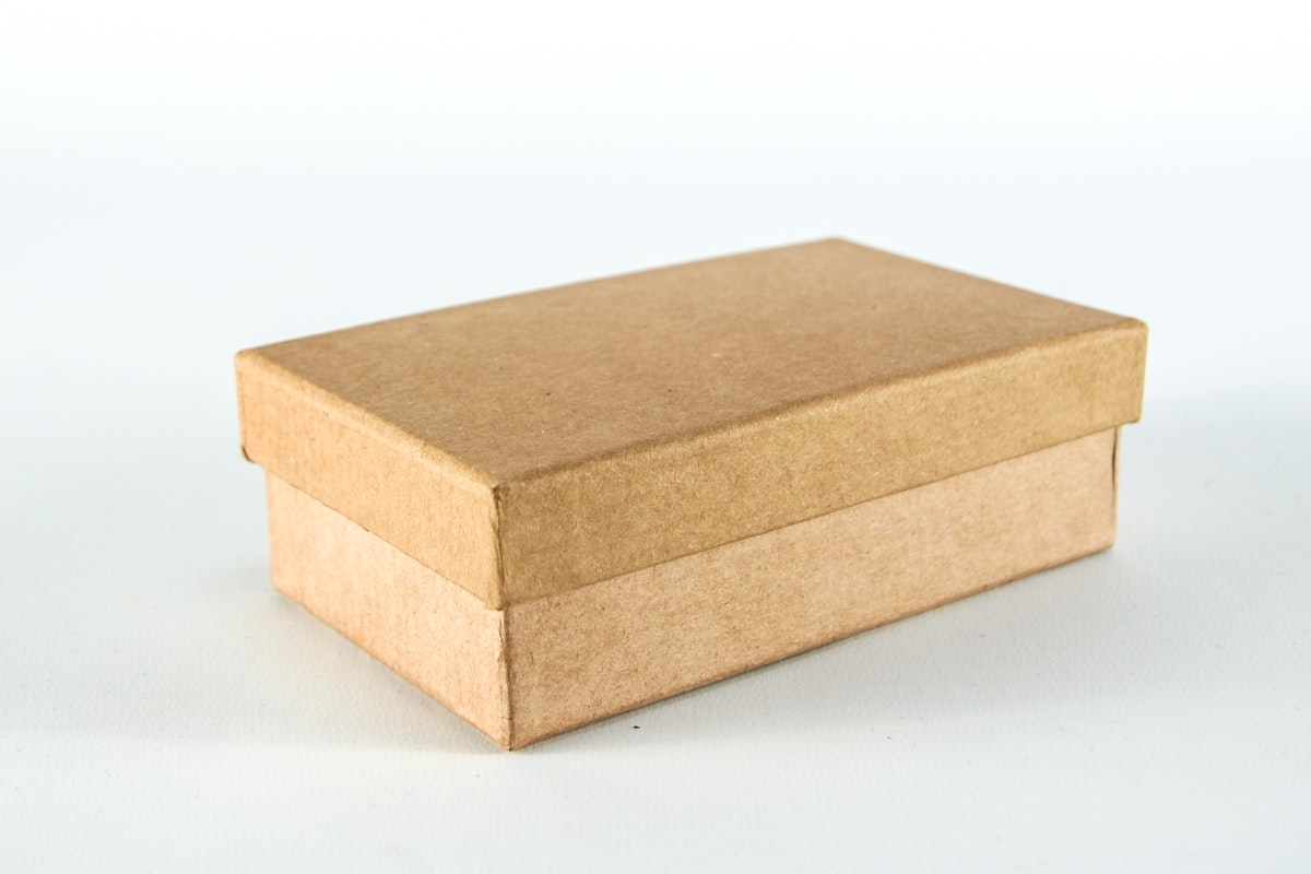 Boîte cadeau en carton kraft brun uni avec couvercle sur fond blanc : emballage papier sans marque