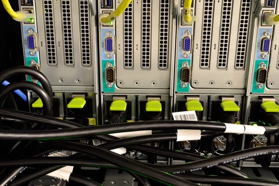 Die Rückseite eines Server-Racks mit Kabeln und Stromanschlüssen, wo der Energieverbrauch einer Website tatsächlich entsteht