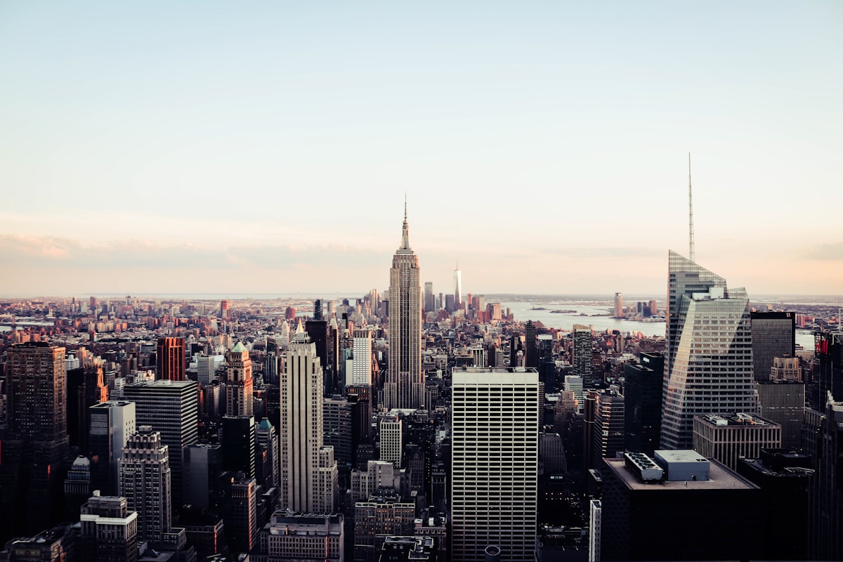 Skyline di Manhattan con l'Empire State Building al tramonto — l'identità di merchant statunitense che non protegge dalla giurisdizione del diritto del consumatore UE