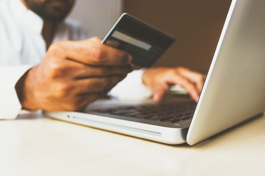 Interface de checkout en ligne sur un mobile représentant le flux d'achat WooCommerce avec messages d'expédition et badges