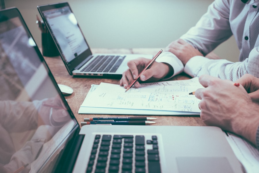Liste de vérification de conformité et documentation disposées sur un bureau pour une revue d'audit